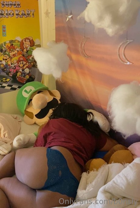 B0nsly star erotic photo