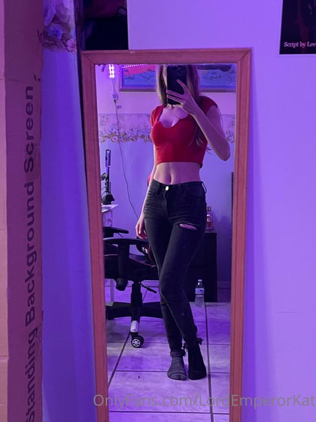 Kat ONLINE NOW pornographic model img