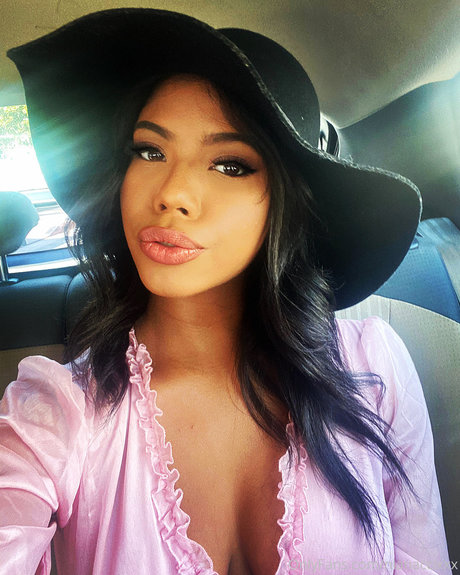 Nia Nacci nice actress pictures