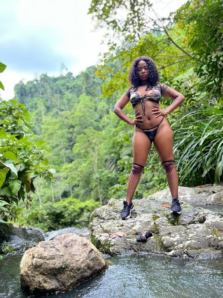 Yuni Nicolee nice star image