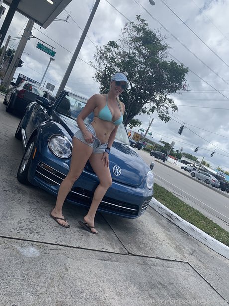 Vanessa Cage star hot image