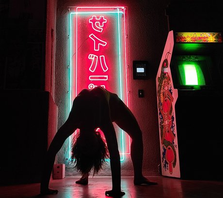 Snugglepunk star top photo