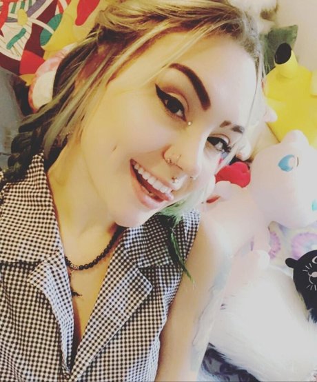 Kitty Lynn porn model img