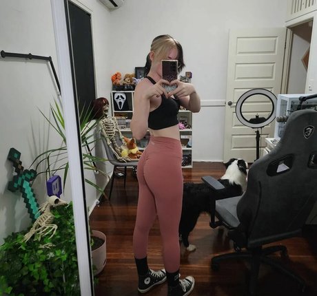 DeadlyKitten s Kofi erotic pornstar image