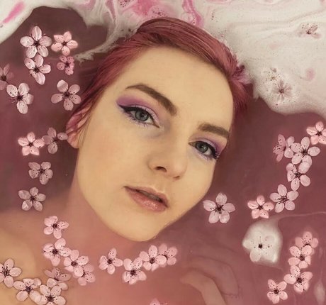 LDShadowLady star sexy photo