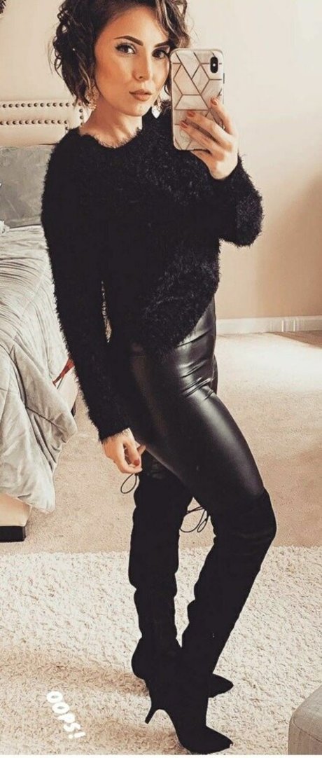 Noomi Rapace model nude images