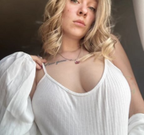 Dog Queen model adult img