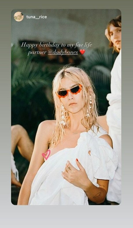 Lola Abbey xxx model image