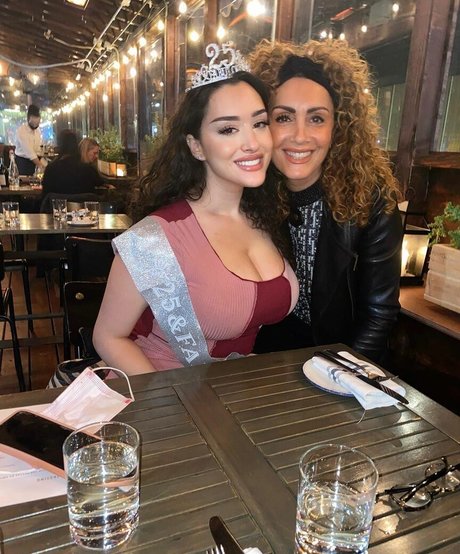 Olivia Hailey model high quality image