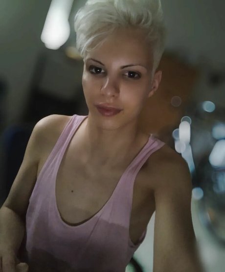 Blonditwink model sexy pics