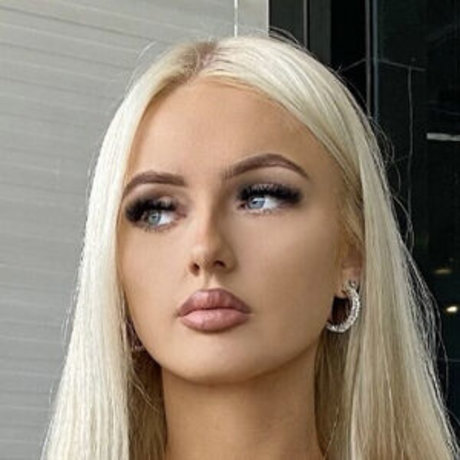 Savannah Gillman hot star img