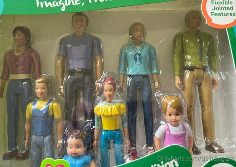 qsladygiant nude model gallery