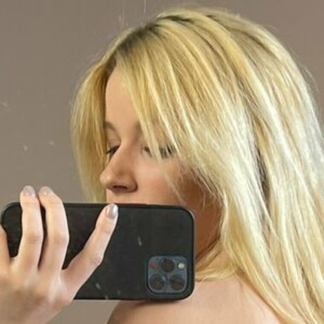 meelafree naked model images