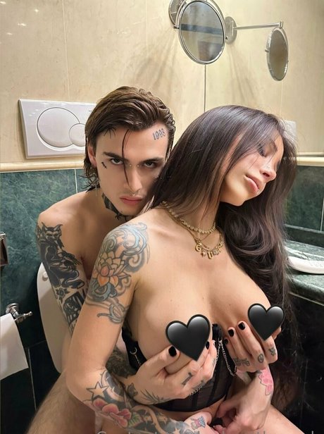 AlexMucci pretty model pic