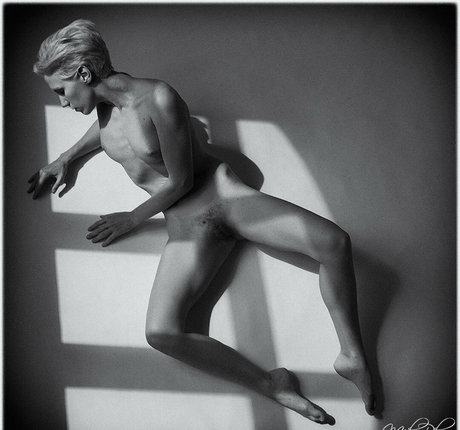 mikerhys model naked photo