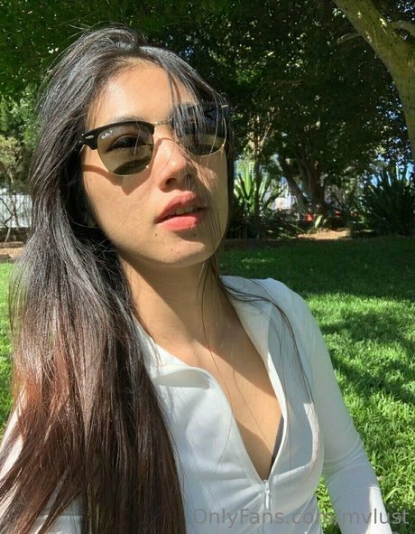 mvlust pretty model image