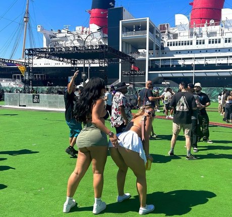 emelyelenaa model nude images