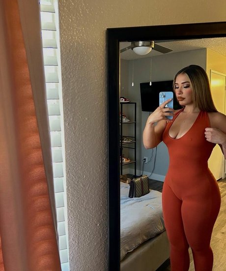 emelyelenaa erotic actress picture