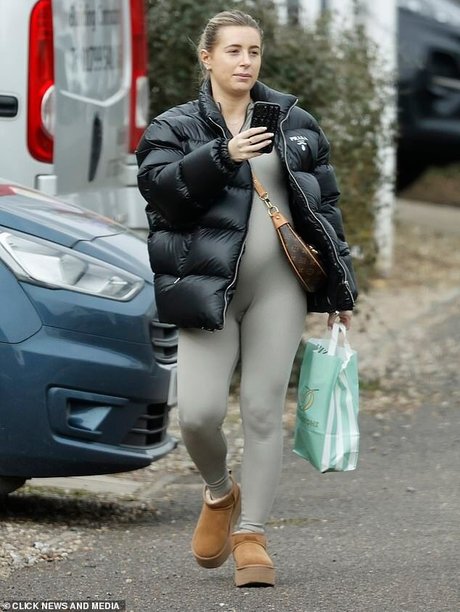 Dani Dyer pretty actress pics