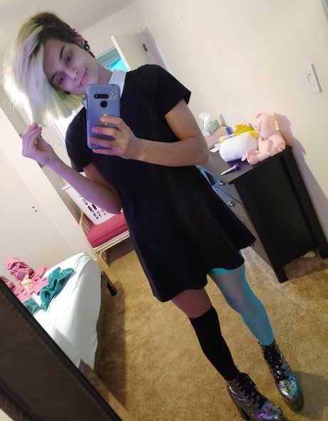 glowyhole model naked pictures