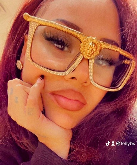 FellyBX model nude pic