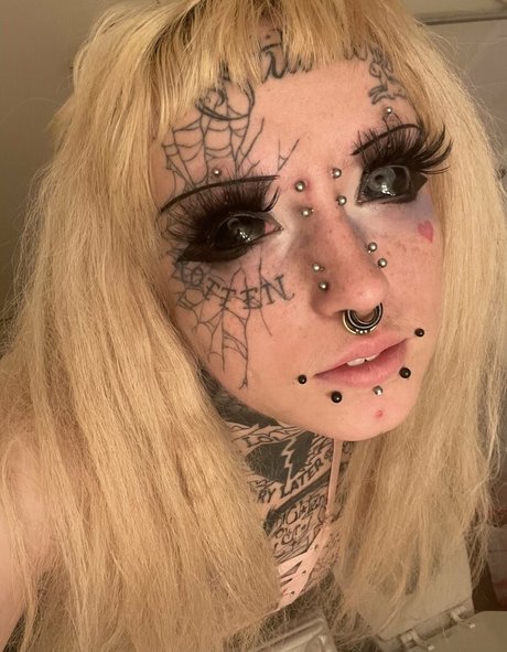 spookisideshow beautiful model img