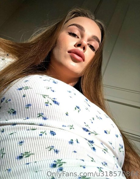 ladyshapes hot model pic