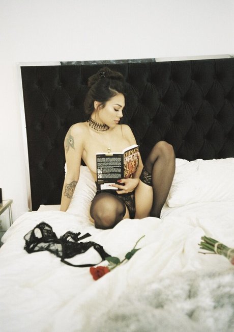 Cafe Lu Girls erotic star gallery