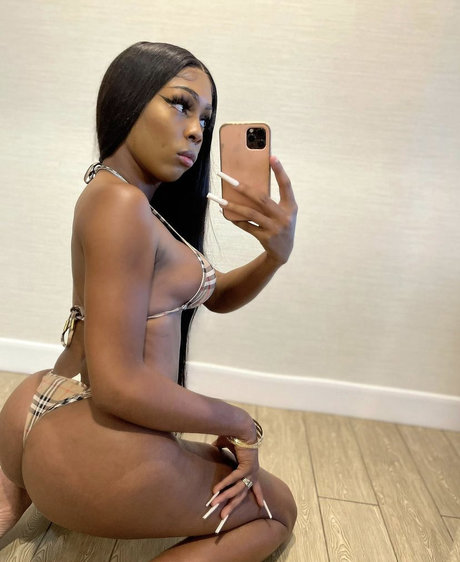 C H Y N A pornstar erotic picture