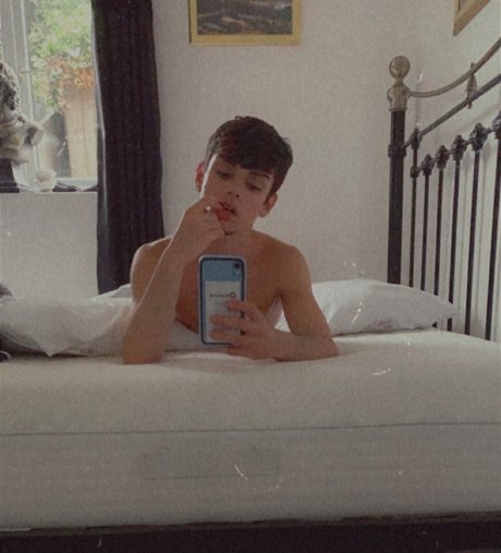 Robyd hot actress photos