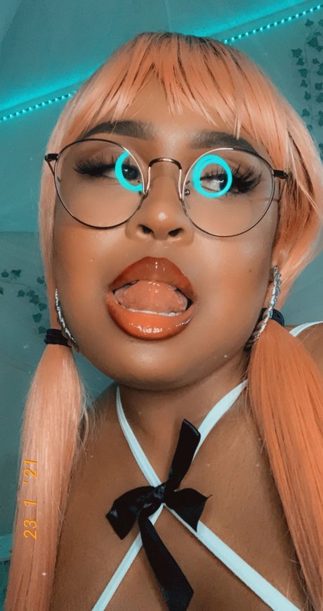 Sonya Syn sexy star pics