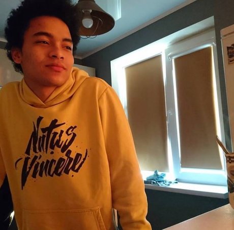 Dondo Gremory model pornographic picture