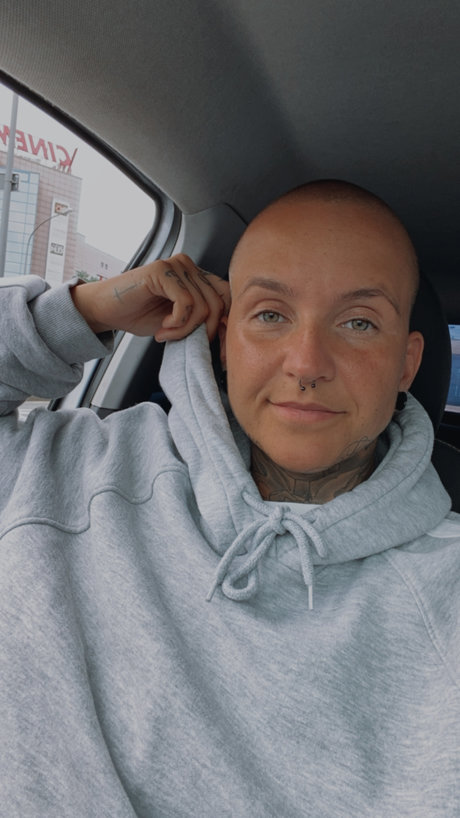 saski h model adult photos