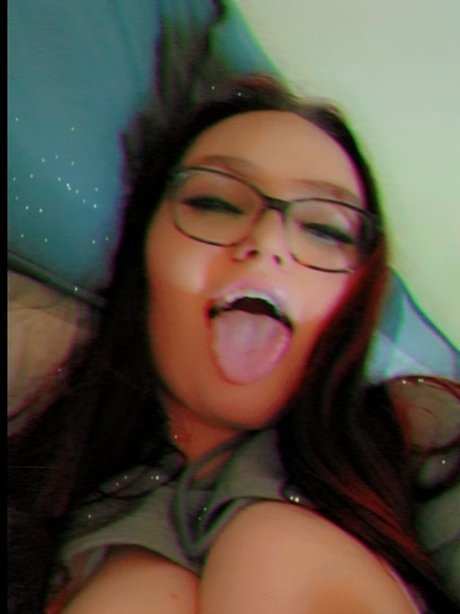 QueenieBee model nice image