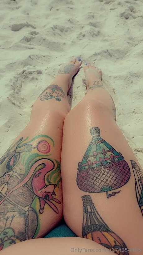 CurvyPeach naked pornstar image