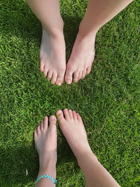 2Girls4Feet hot pornstar pics