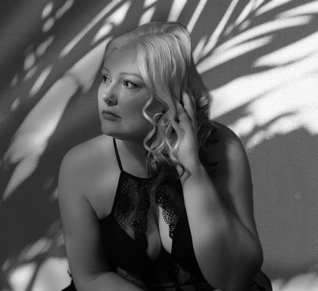 Madame Marie Queen of 3 exclusive model image