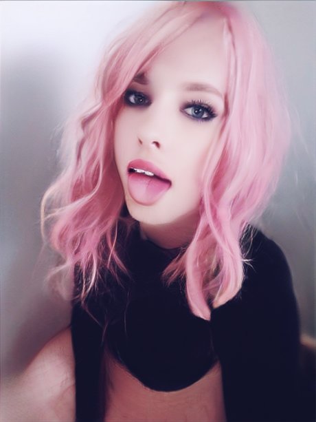 OnePrettySissi erotic pornstar photo