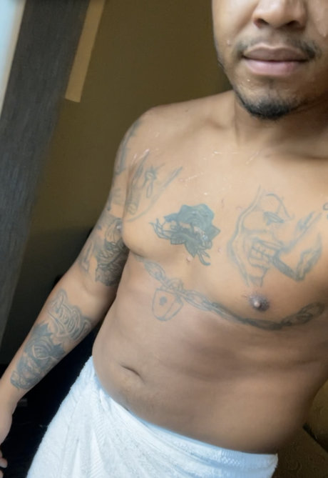 RoamingInHer model nude img