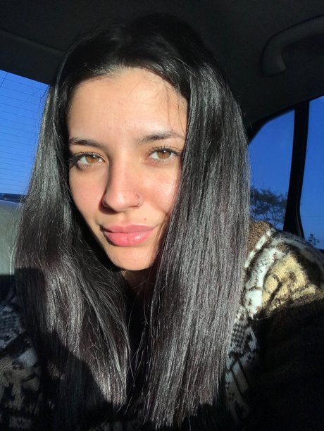 L o l a_ beautiful model picture