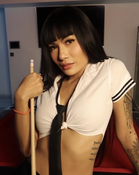 NikkyB naked model img