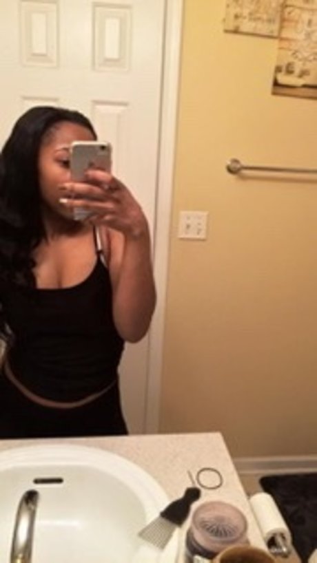 Samyia model pretty picture