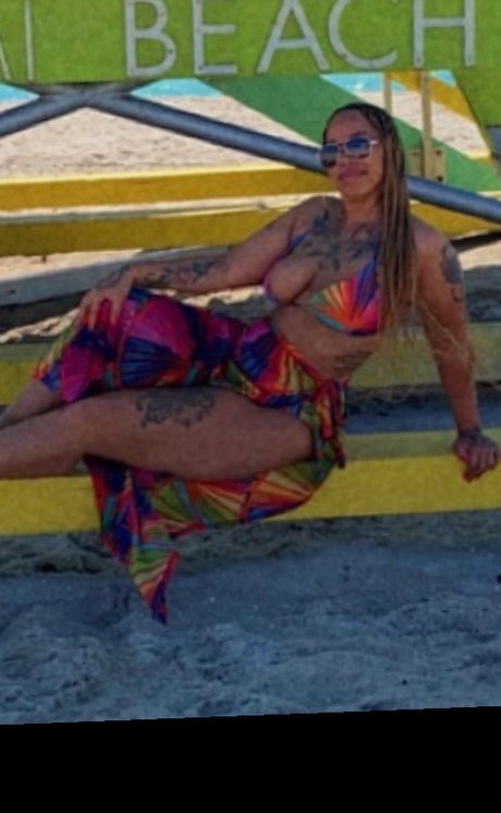 Red thickness nudes model img