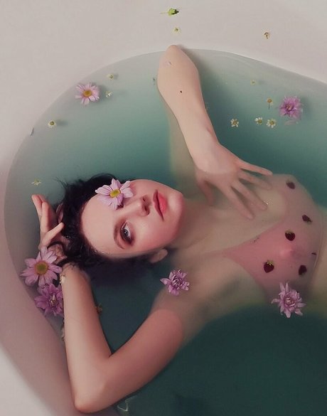 MaddyHaru pretty star photo