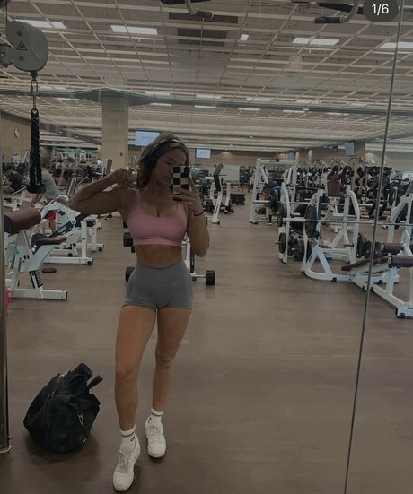 Emma Carlson erotic model pictures