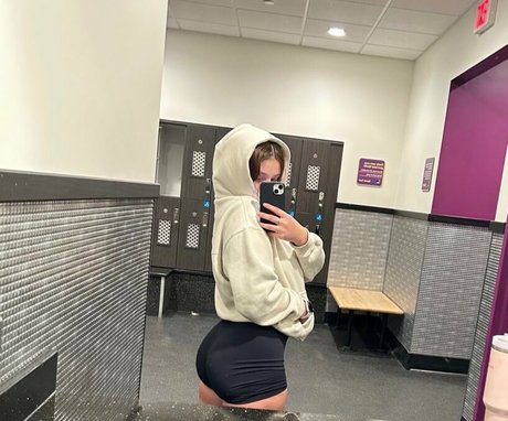 Leslie Emma star top pic