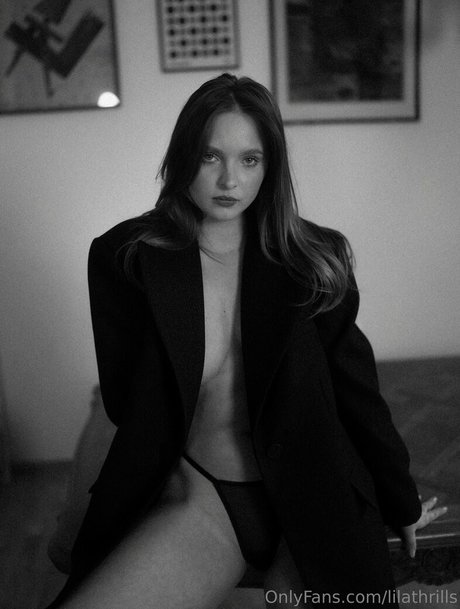 lilathrills art model image