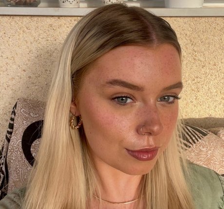 Sarah Anne Hooper sex model pic