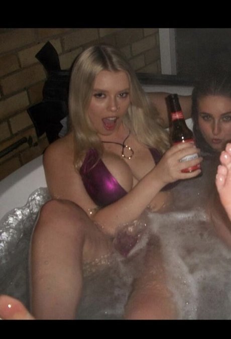 Sarah Anne Hooper model nude images