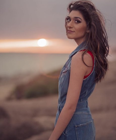 Aubry Babcock model pretty picture